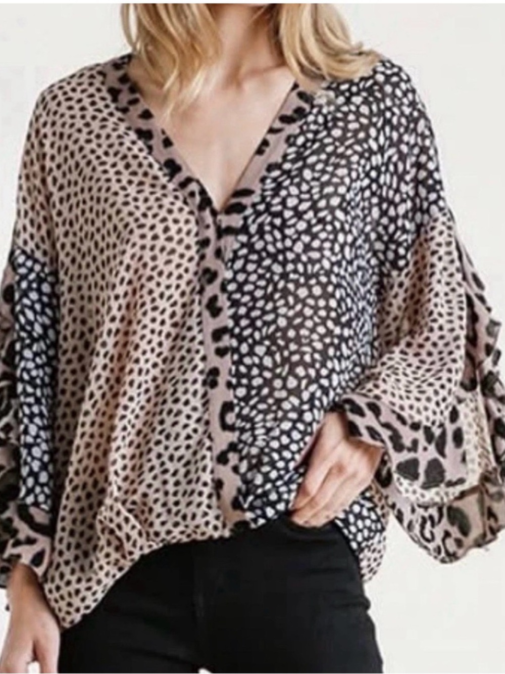 Umgee Mixed Feelings animal print  v neck blouse size medium